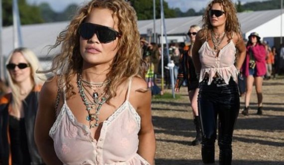 Rita Ora duket përplot stil në festivalin “Glastonbury”
