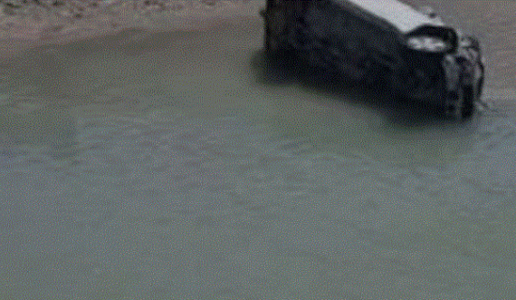 Vetura bie në lum, nxirren pa shenja jete nëna dhe fëmija