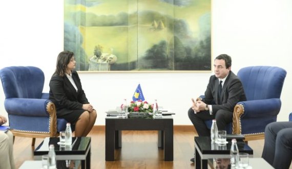 Kurti i pret në zyrë gjykatësit e tenderëve, i këshillon si duhet të punojnë