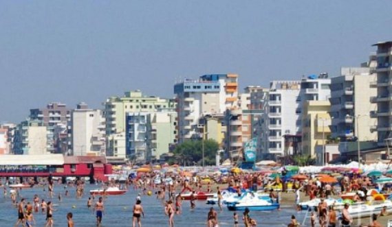 Mbipopullohen plazhet e Durrësit, “pushtohen” nga mushkonjat