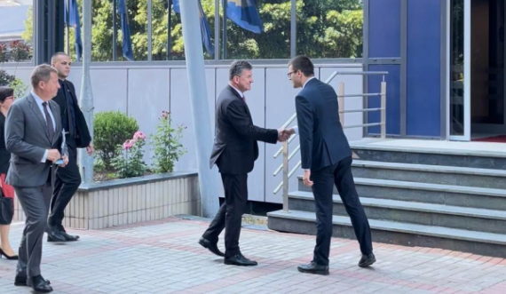 Lajçak mbërrin në Qeveri, një zyrtar del e pret para Kurtit