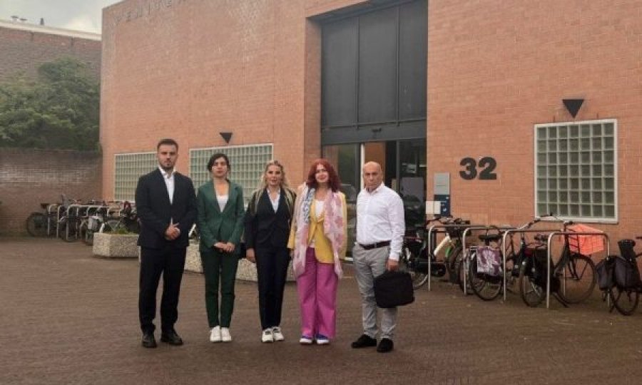 Duda Balje në Hagë bashkë me disa deputetë