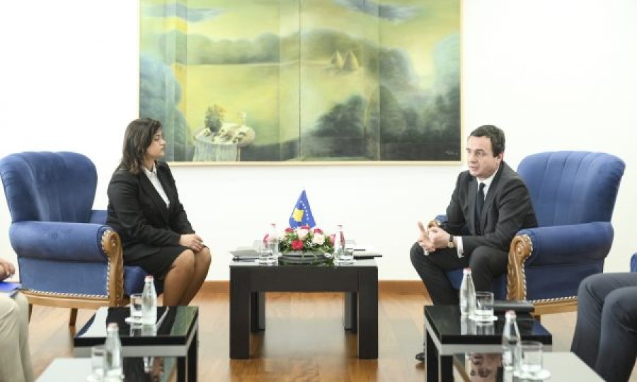 Kurti i pret në zyrë gjykatësit e tenderëve, i këshillon si duhet të punojnë