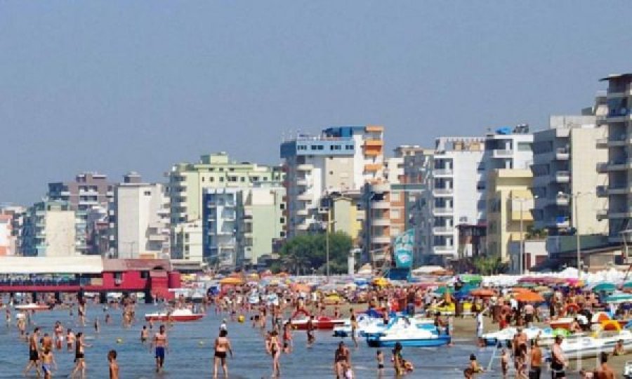 Mbipopullohen plazhet e Durrësit, “pushtohen” nga mushkonjat