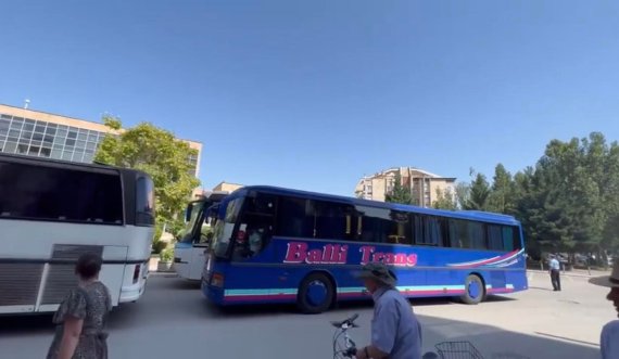 Autobusët bllokojnë Komunën e Mitrovicës, kërkojnë të ndalohen kombi-busët dhe taksit ilegalë