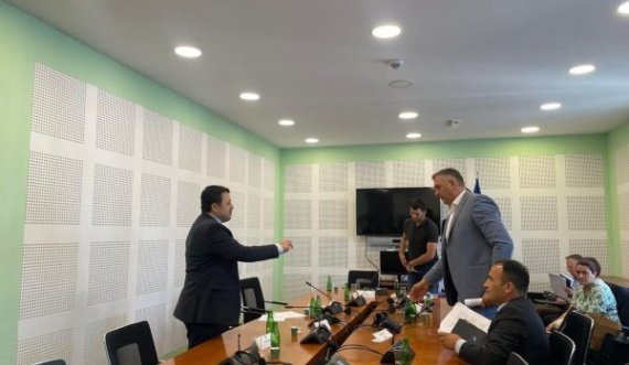 Komisioni Hetimor për Energji nuk e voton listën e propozuar nga VV-ja, opozita e lëshon mbledhjen
