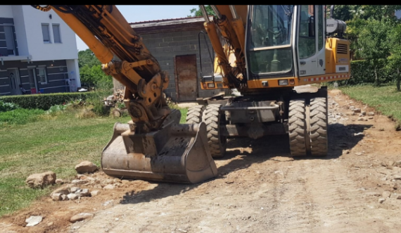 Sali Zyba i sheh disa bagerë duke shtruar rrugën e tij – i njofton policinë