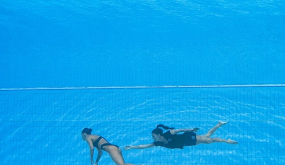 Publikohet video nga momenti kur notuesja humbi ndjenjat në pishinë, derisa trajnerja e shpëtoi në mënyrë heroike