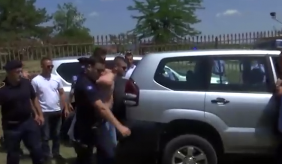 Momenti kur Policia e Kosovës e arreston një serb në Gazimestan