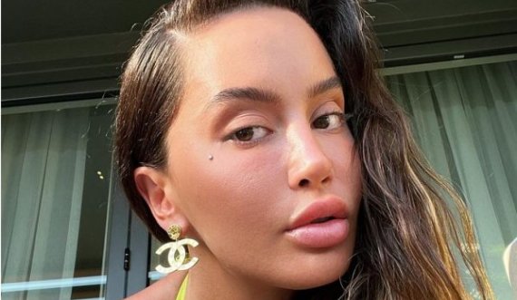 Dafina shfaqet pa grim në plazh