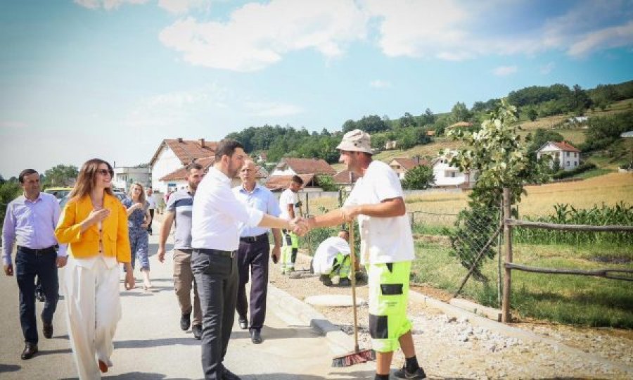 Krasniqi viziton Kaçanikun: Qeveria mos të penalizoj komunat