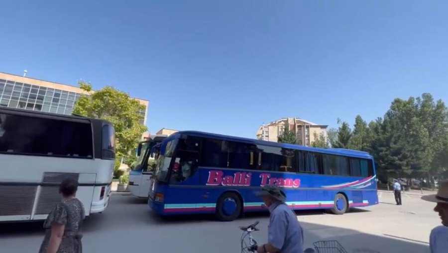 Autobusët bllokojnë Komunën e Mitrovicës, kërkojnë të ndalohen kombi-busët dhe taksit ilegalë