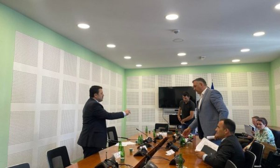 Komisioni Hetimor për Energji nuk e voton listën e propozuar nga VV-ja, opozita e lëshon mbledhjen