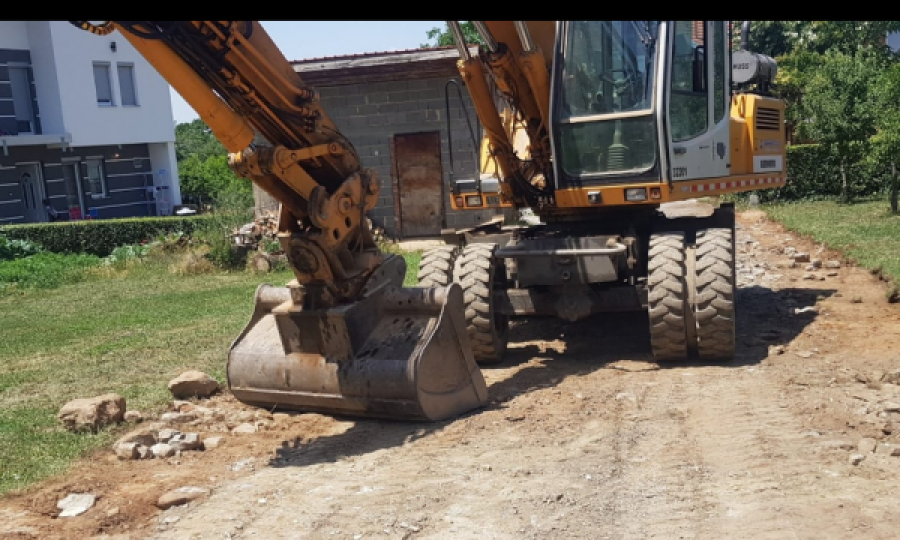 Sali Zyba i sheh disa bagerë duke shtruar rrugën e tij – i njofton policinë