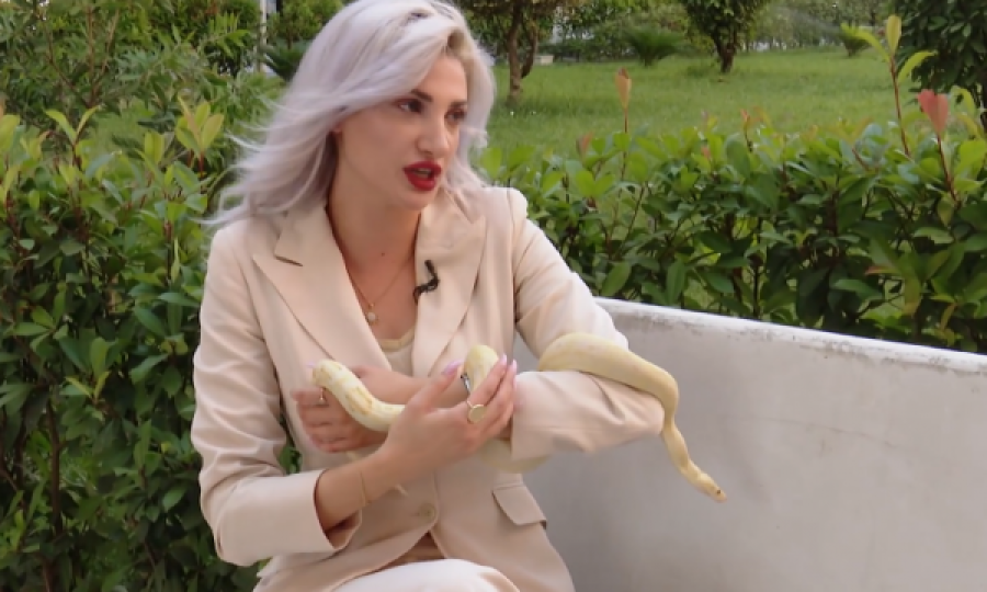 Të jetosh me një gjarpër, policja shqiptare: E kam anti-stres