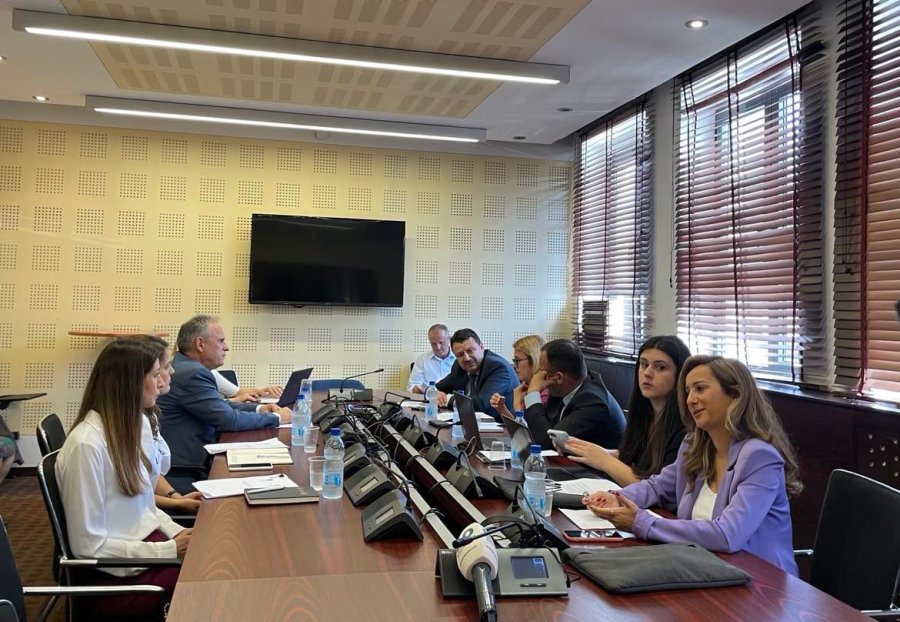 Shtyhet për javën tjetër raportimi i rektorit të UP-së në Komisionin për Mbikëqyrjen e Financave Publike