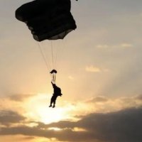 Momenti kur parashutistët serbë u lëshuan sot nga Serbia në Kosovë