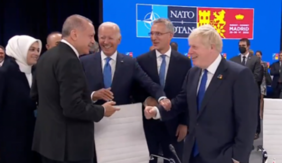 Johnson i kujton pak rrënjët e tij turke, thotë “Cok Guzel” para Erdoganit e Biden