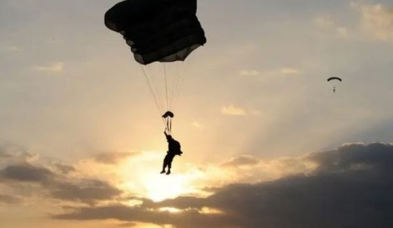 Momenti kur parashutistët serbë u lëshuan sot nga Serbia në Kosovë