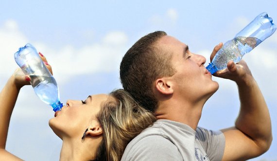 7 këshilla për të qëndruar të hidratuar gjatë këtyre ditëtyre ditëve të nxehta