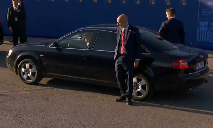 Stoltenberg me një veturë krejt ndryshe nga liderët tjerë në Samitin e NATO-s