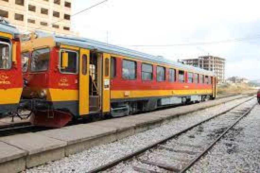 Po flinin në hekurudhë, treni shtyp për vdekje dy qytetarë