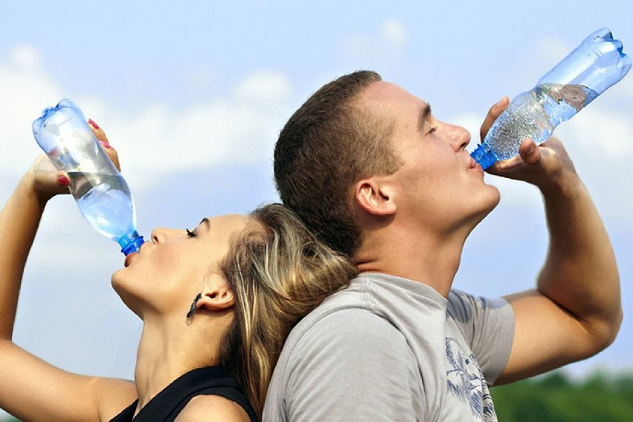 7 këshilla për të qëndruar të hidratuar gjatë këtyre ditëtyre ditëve të nxehta