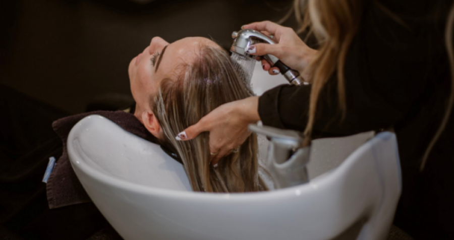 Kryetari i këtij qyteti ndalon frizerkat dhe berberët të lajnë flokët e klientëve dy herë me shampo