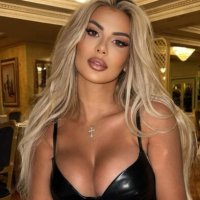 Luana Vjollca rrëmbeu gjithë vëmendjen mbrëmë në Prishtinë me paraqitjen elegante