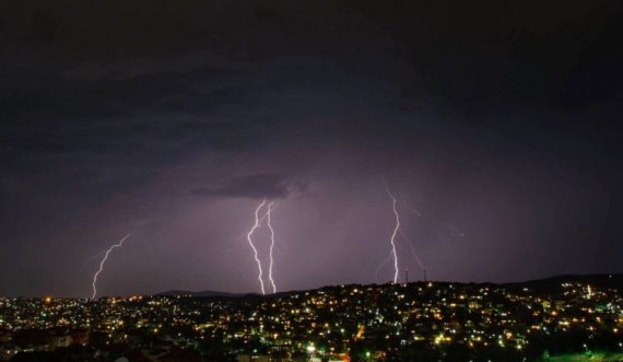 Zonat e Kosovës të cilat parashikohen me stuhi të fuqishme dhe të reshura (HARTA)