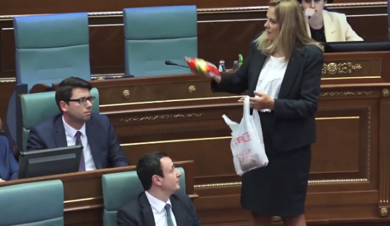 Momenti kur Time Kadriaj i çon dhurata Muratit, Kurti skeptik për “aksionin” e saj