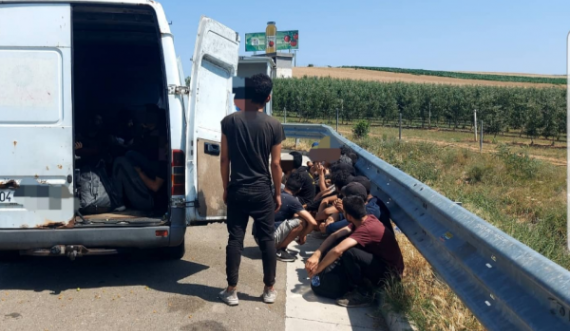 34 shtetas të huaj kapen brenda një furgoni në autostradën “Ibrahim Rugova”