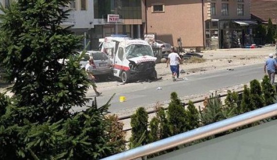 Aksident mes autoambulancës dhe veturës në Gjakovë, pesë persona të lënduar