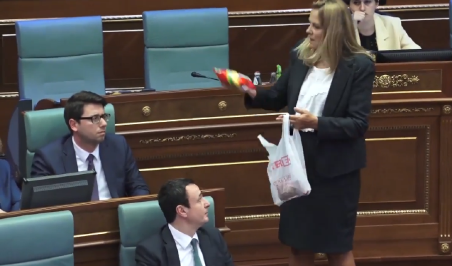 Momenti kur Time Kadriaj i çon dhurata Muratit, Kurti skeptik për “aksionin” e saj