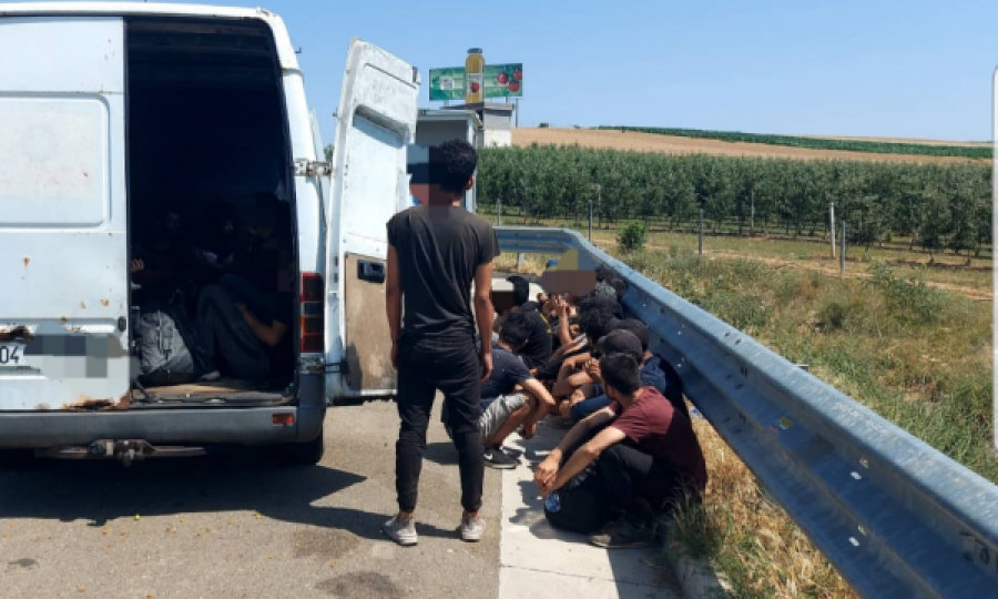 34 shtetas të huaj kapen brenda një furgoni në autostradën “Ibrahim Rugova”