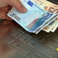 Një grua dyshohet se mori 100 euro false nga bankomati