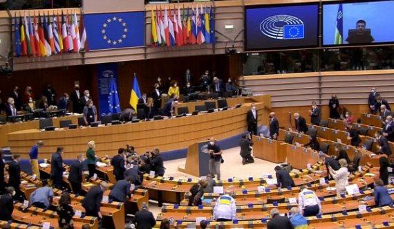 Momenti kur i gjithë Parlamenti Evropian shpërthen me duartrokitje sapo Zelensky e merr fjalën