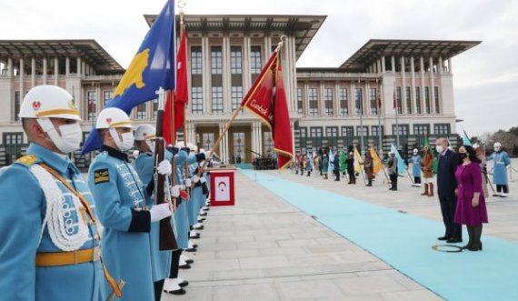 “Merhaba asker”, momenti kur Vjosa Osmani i drejtohet gardës së Erdoganit