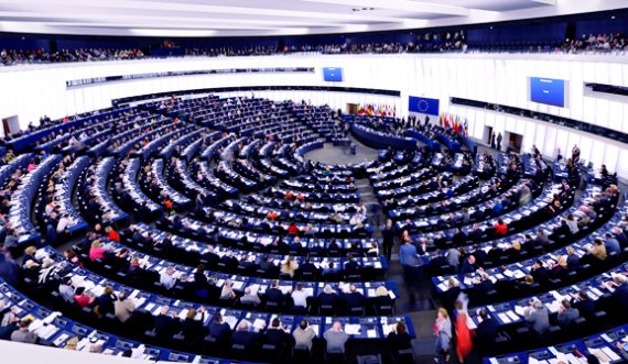 Parlamenti Europian voton për pranimin e Ukrainës si vend kandidat
