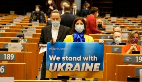 Skena emocionale në seancën e Parlamentit Evropian, disa ligjvënës vishen me ngjyrat e flamurit të Ukrainës