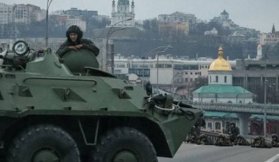 Ukrainasit konfrontohen me trupat ruse, ushtari gjuan me armë por nuk i frikëson
