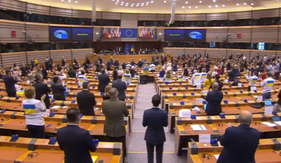 Parlamenti Europian në këmbë duartroket për Ukrainën, Zelensky: Ka shumë të vdekur, po luftojmë për lirinë