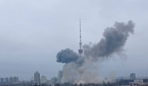 Pesë të vdekur nga bombardimi i antenës së televizioneve në Kiev
