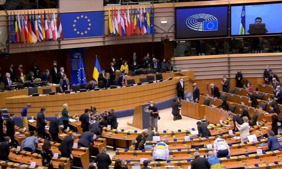 Momenti kur i gjithë Parlamenti Evropian shpërthen me duartrokitje sapo Zelensky e merr fjalën