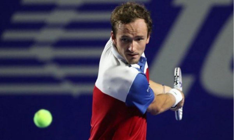 Shkaku i luftës, tenisti rus Medvedev mund ta humbasë primatin në botë vetëm pak ditë pasi e mori atë