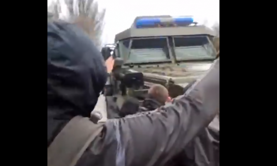 Ukrainasit i dalin përpara konvojit ushtarak, rusët shtinë në ajër për t’i shpërndarë