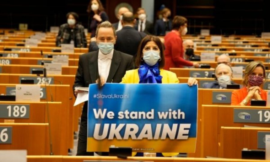 Skena emocionale në seancën e Parlamentit Evropian, disa ligjvënës vishen me ngjyrat e flamurit të Ukrainës