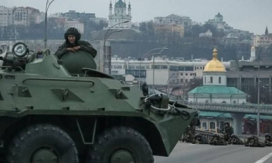 Ukrainasit konfrontohen me trupat ruse, ushtari gjuan me armë por nuk i frikëson