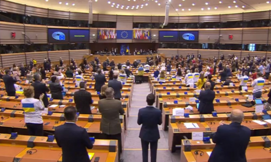 Parlamenti Europian në këmbë duartroket për Ukrainën, Zelensky: Ka shumë të vdekur, po luftojmë për lirinë