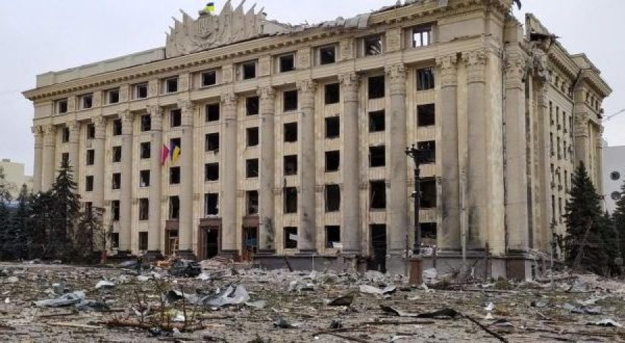 Rusët bombardojnë ndërtesën e Qeverisë në Kharkiv